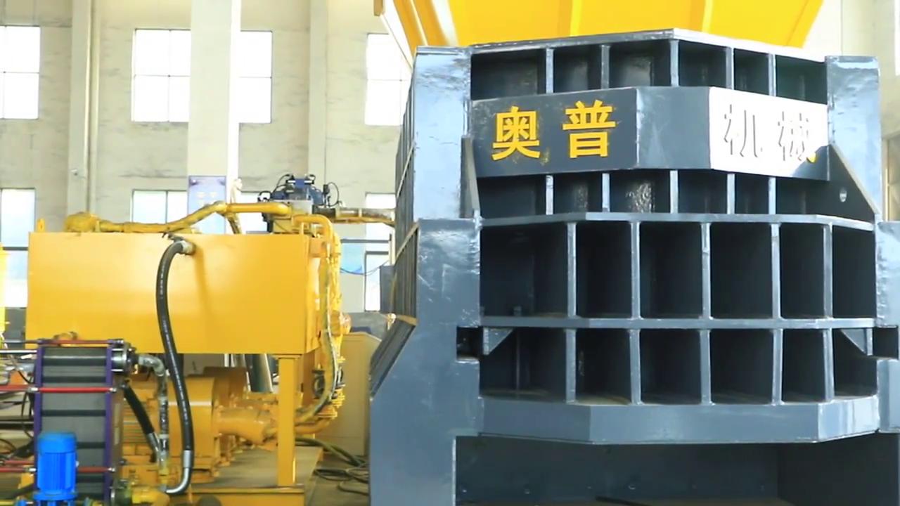 箱式剪切機(jī)機(jī)身采用高強(qiáng)度錳板焊接而成，易磨損處采用進(jìn)口的900高強(qiáng)度耐磨板做襯板，箱式剪切機(jī)的刀片采用合金鋼材質(zhì)，能經(jīng)受得起長(zhǎng)時(shí)間的高強(qiáng)度的工作。。。